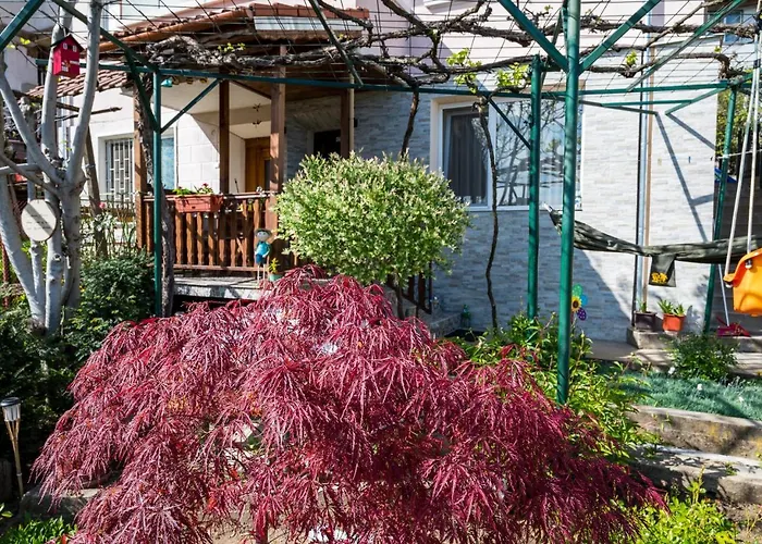 Garden Gate Apartment *