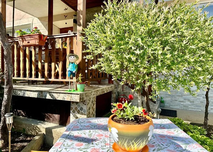 Apartment Garden Gate *