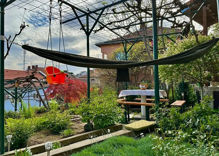 Garden Gate Apartment *